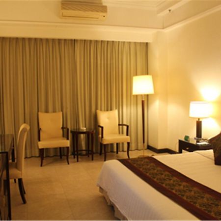 Clifford Golden Lake Hotel Фошань Экстерьер фото