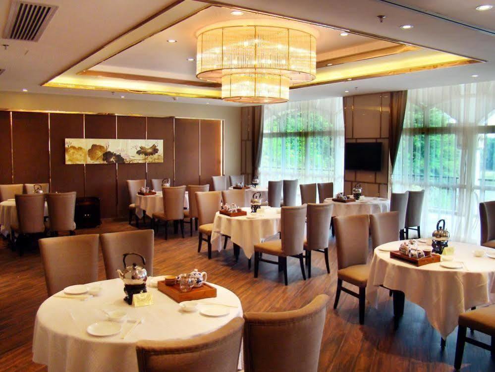 Clifford Golden Lake Hotel Фошань Экстерьер фото