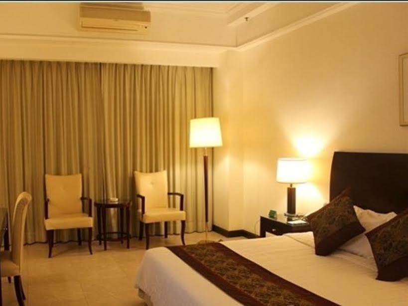 Clifford Golden Lake Hotel Фошань Экстерьер фото